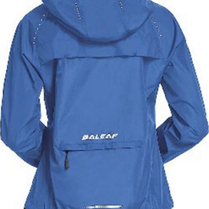 Rückansicht einer blauen, wasserfesten Übergangsjacke mit Kapuze, tailliertem Schnitt, reflektierenden Details und Reißverschlusstasche am Rücken.