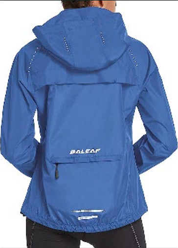 Rückansicht einer blauen, wasserfesten Übergangsjacke mit Kapuze, tailliertem Schnitt, reflektierenden Details und Reißverschlusstasche am Rücken.