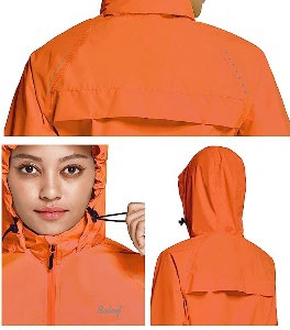 Orangene wasserfeste Übergangsjacke in Rückansicht mit Kapuze und reflektierenden Elementen, geeignet für Outdoor Aktivitäten, Damen und Herren