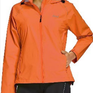 Orangene wasserfeste Übergangsjacke in Rückansicht mit Kapuze und reflektierenden Elementen, geeignet für Outdoor Aktivitäten